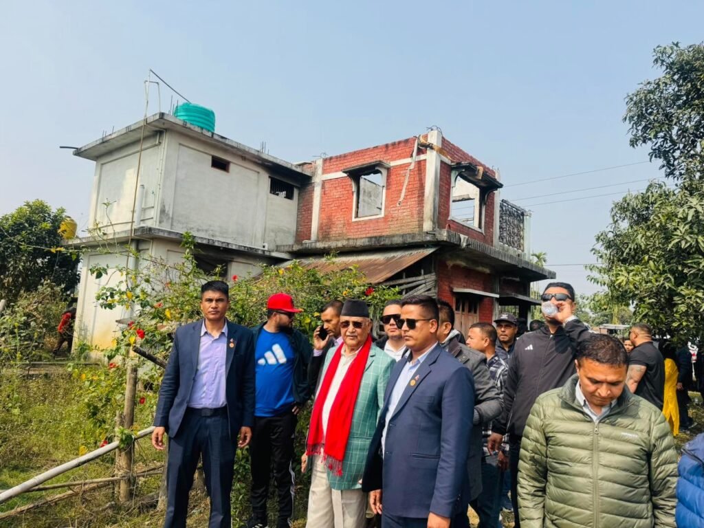 बुबाको जलेको घर हेर्दा भावुक देखिए पूर्व प्रधानमन्त्री ओली