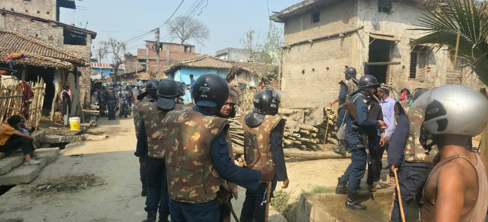 रौतहटमा कर्फ्यु: दुईटा गाडीमा भयो आग्जनी