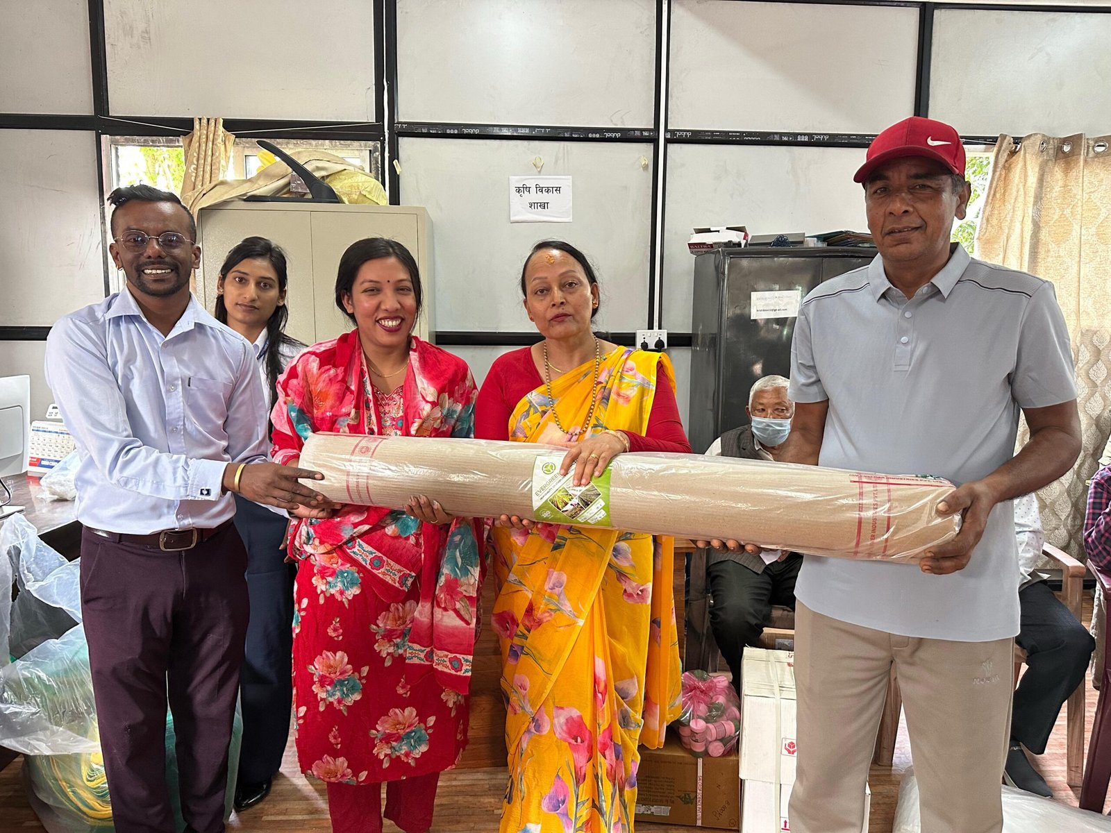 बिर्तामोडका उत्कृष्ट ४८ कृषकलाई कृषि सामग्री हस्तान्तरण