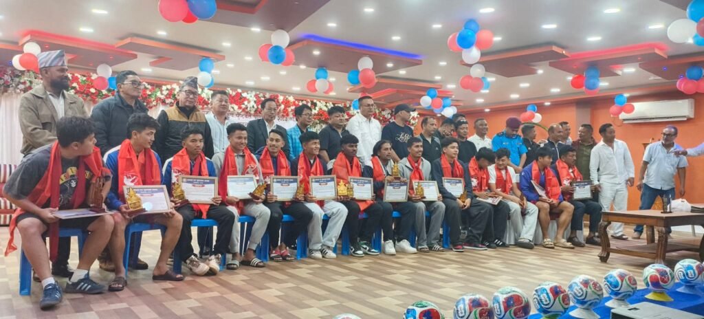 विराट गोल्डकप फाइनल जित्ने झापा ११ का खेलाडीलाई गृह नगरमा सम्मान