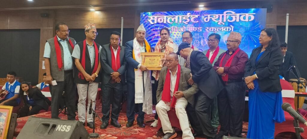 सनलाइट म्युजिक प्रालीको ३०औ वार्षिक उत्सव: गितकार लामा सहित दुर्गा ओली सम्मानित